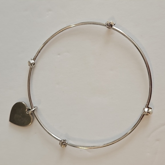 JUICY COUTURE MOTHER OF PEARL Heart & Faux Pearl Silvertone Bracelet. - Picture 4 of 5